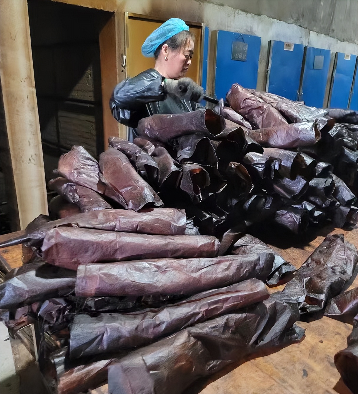 紙(zhǐ)包臘肉出熏制(zhì)車(chē)間(jiān)