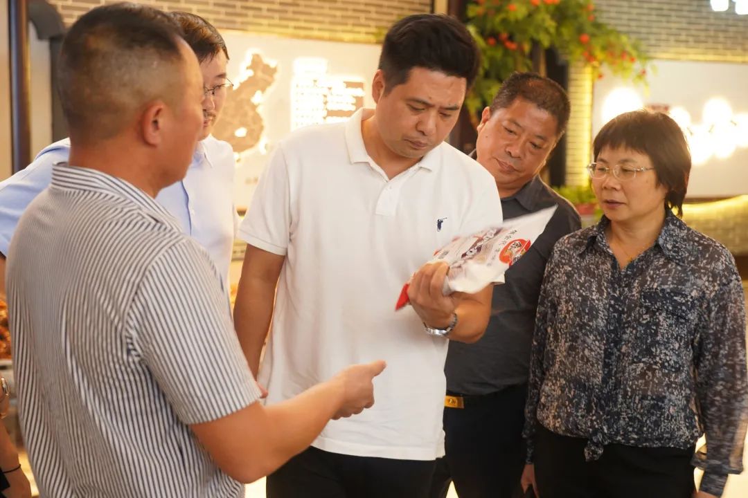 安化(huà)潘文(wén)劍縣長(cháng)了(le)解預制(zhì)菜雙味功夫腿